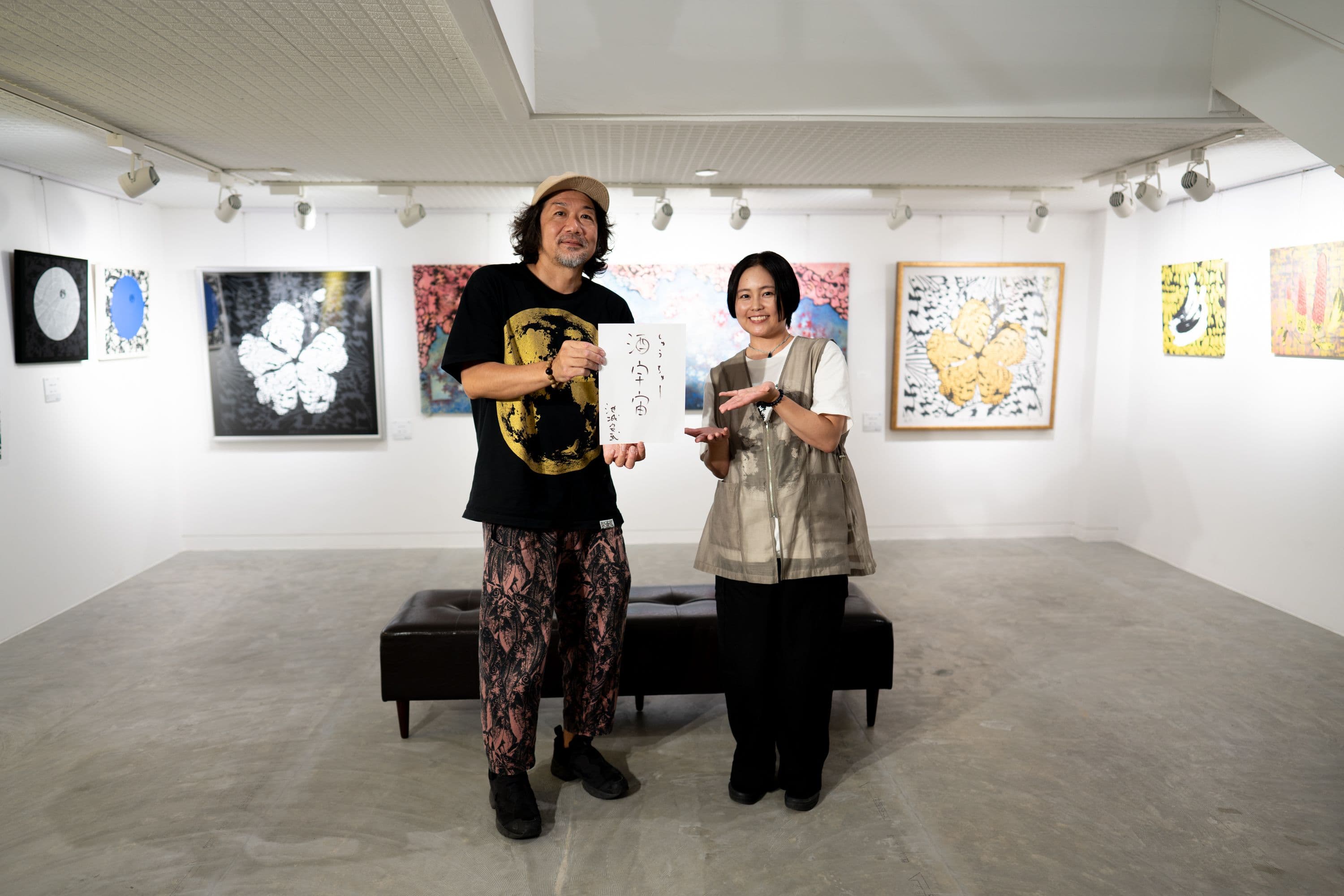 ギャラリーで並んで立つ池城安武さんと村上あす美さん